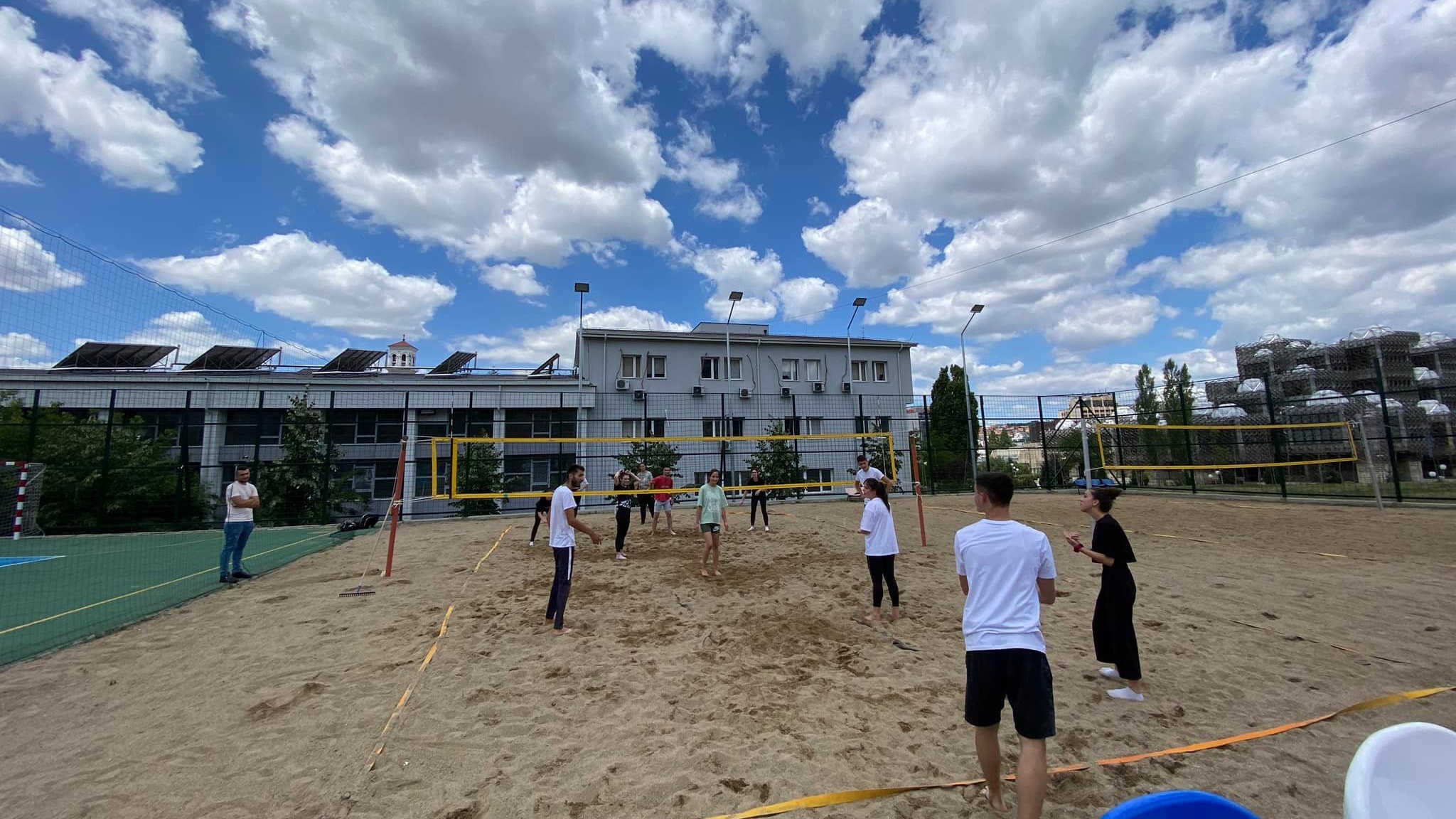 mbahen lojërat sportive në futboll, basketboll dhe beach volley-image