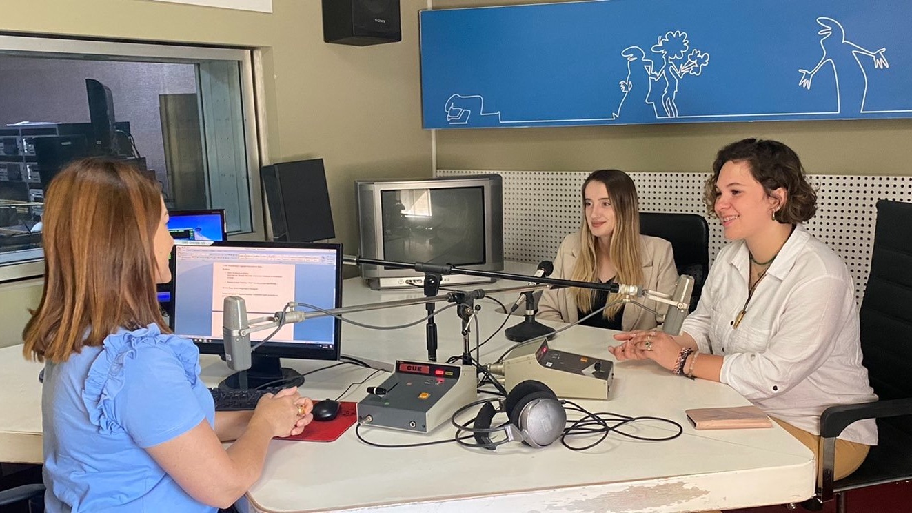 klubi i etikës i fakultetit juridik i ftuar në radio kosova 2-image