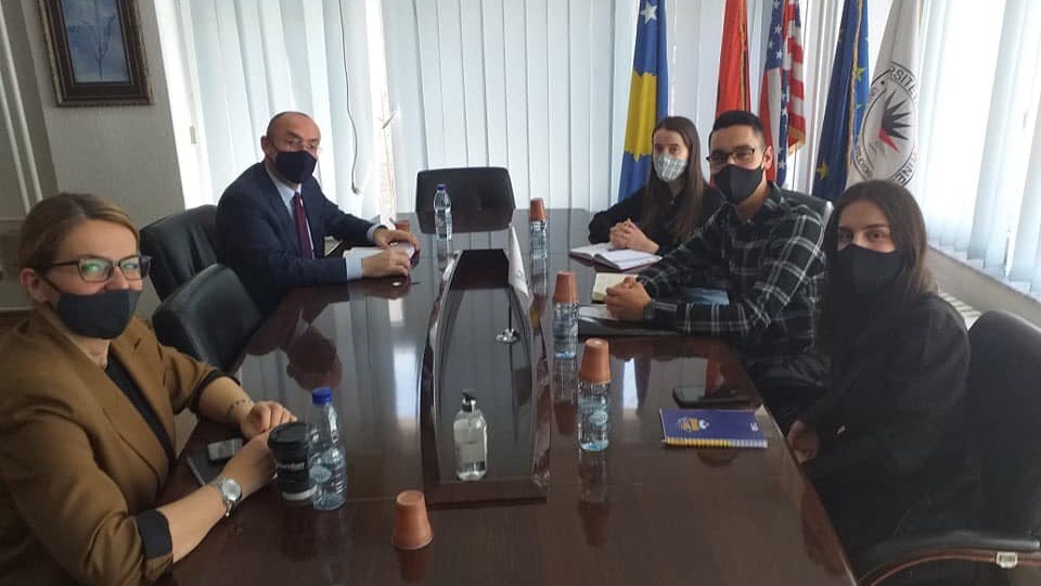 takim i kryesisë së klubit të etikës me dekanin dhe prodekanen e fakultetit juridik-image