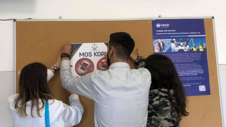 vendosen postera kundër kopjimit në fakultetin juridik-image